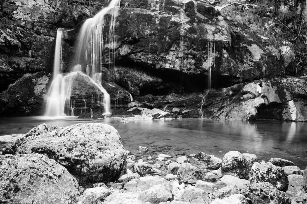 Chute d'eau au-dessus d'un mur de pierre