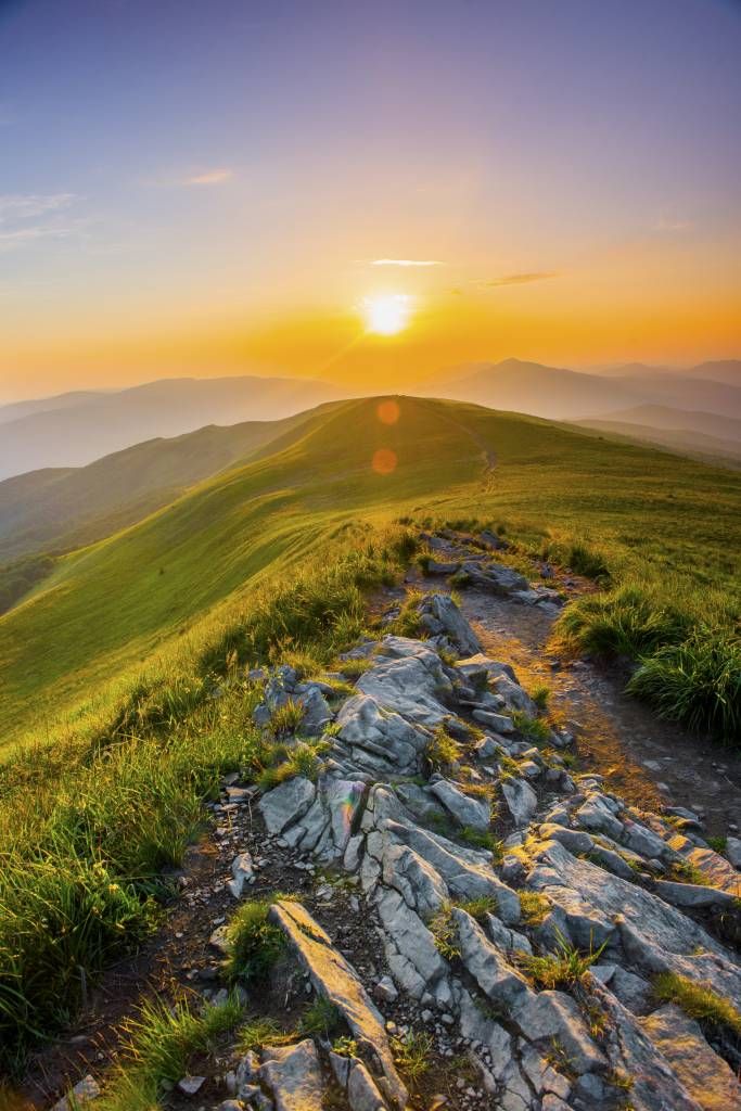 Coucher de soleil dans un paysage montagneux