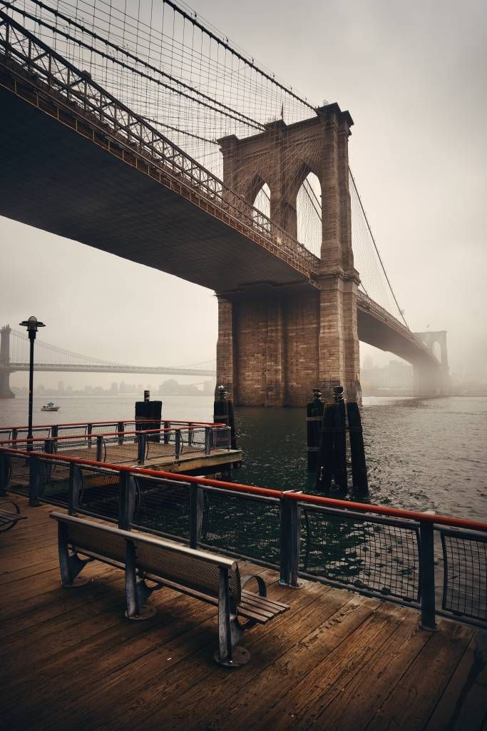 Passerelle dans le brouillard