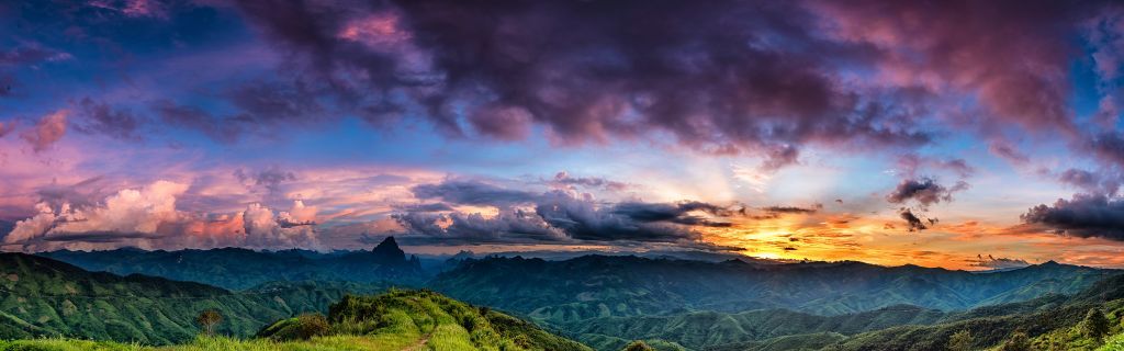 Coucher de soleil sur une montagne