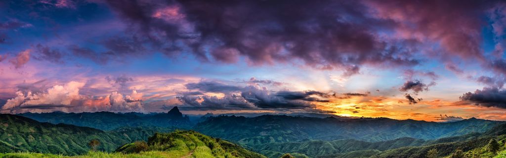 Coucher de soleil sur une montagne