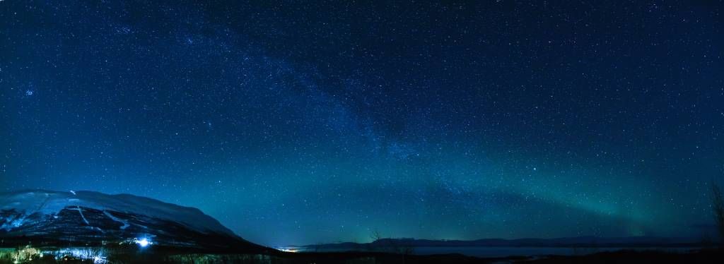 Ciel étoilé avec aurores boréales