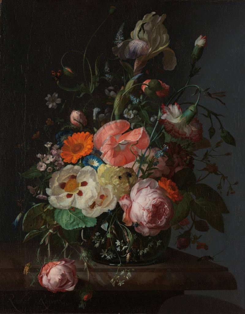 Nature morte avec des fleurs sur une table en marbre