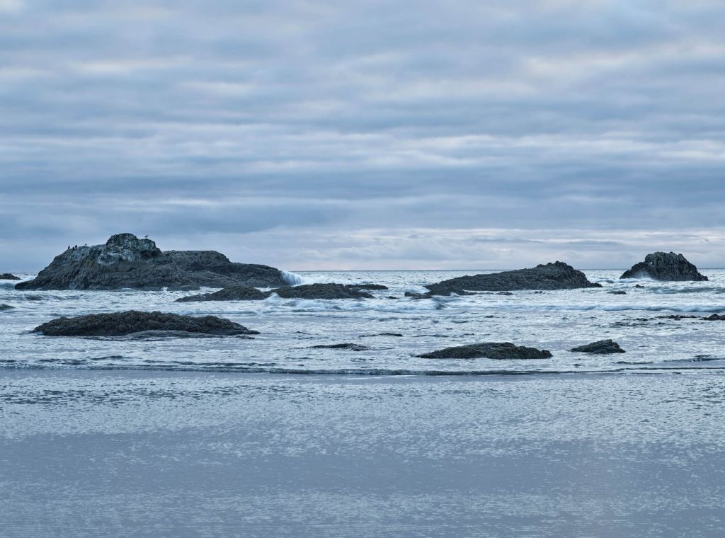 Rochers dans le surf