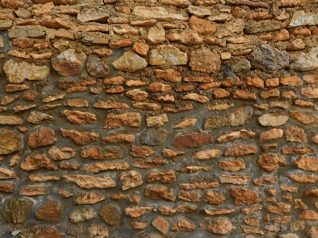 Grand mur avec des pierres brutes de différentes tailles