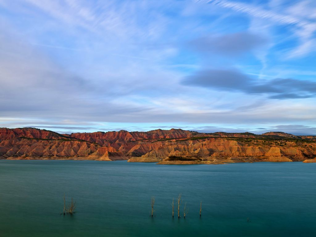Montagnes près d'un lac