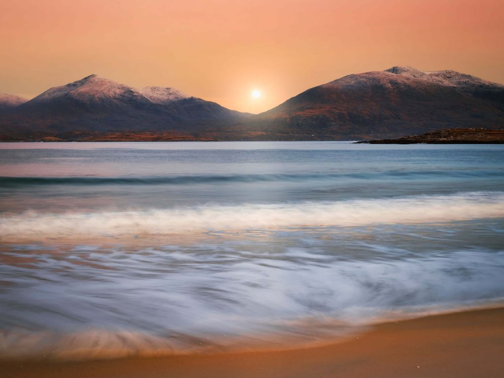 Montagnes derrière la plage