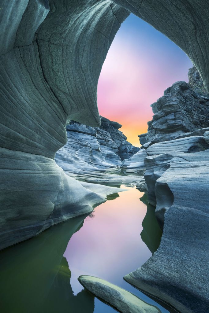 Grotte avec ciel coloré
