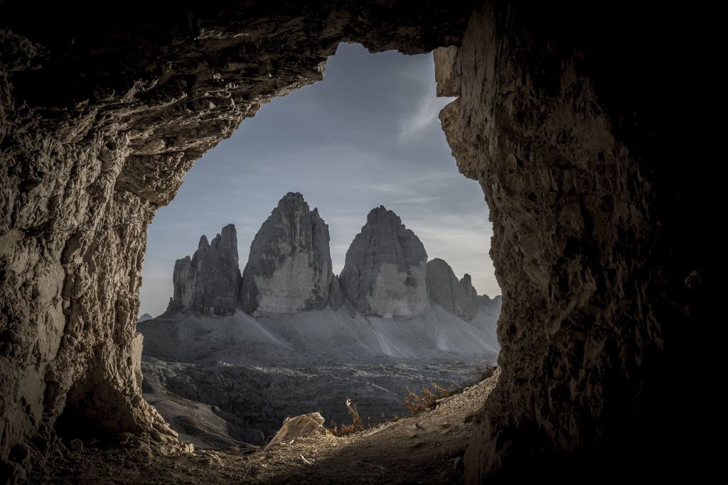 Grotte avec montagnes