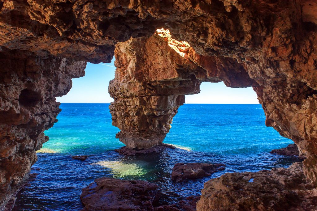 Grotte au-dessus de la mer