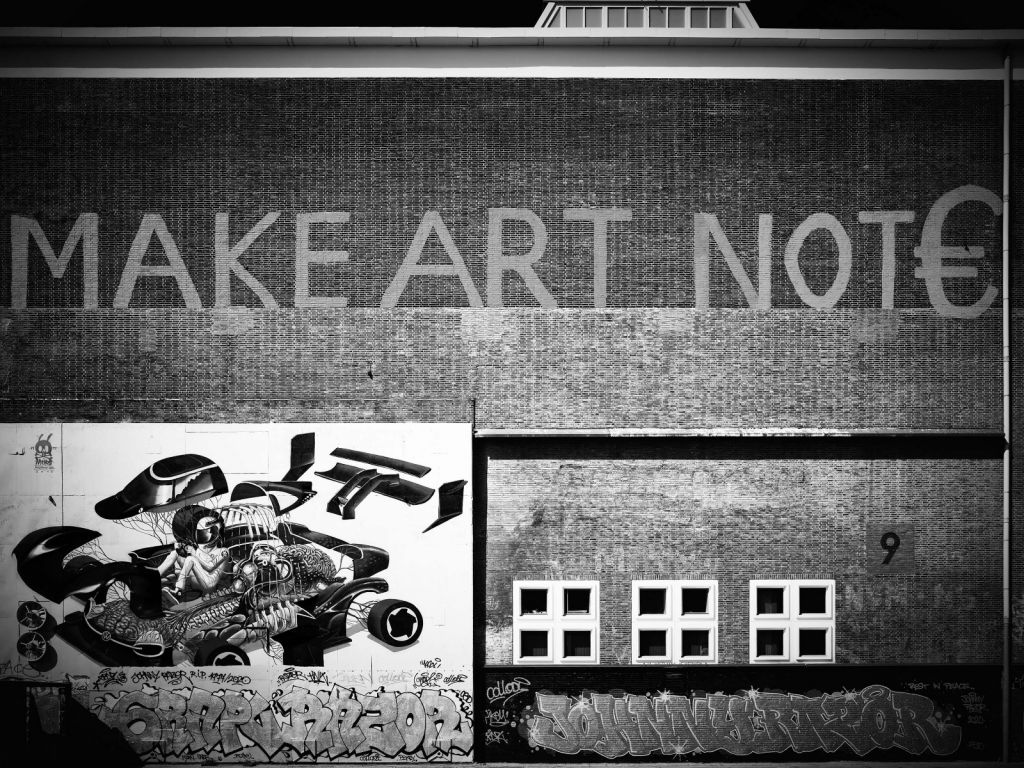Graffitis sur un grand mur