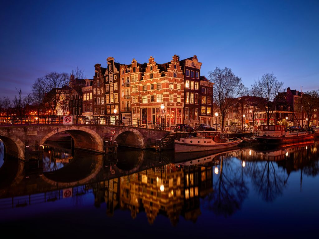 Maisons illuminées le long du canal