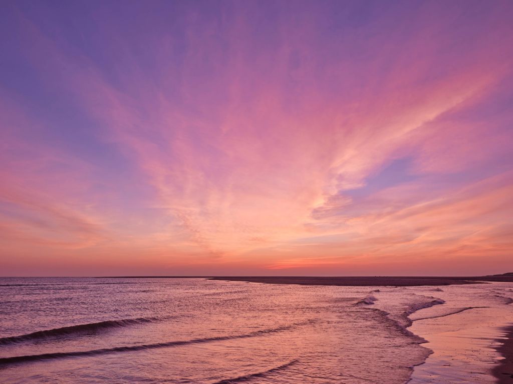 Plage avec coucher de soleil rose