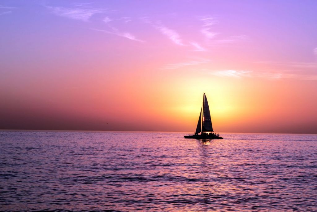 Silhouette d'un voilier