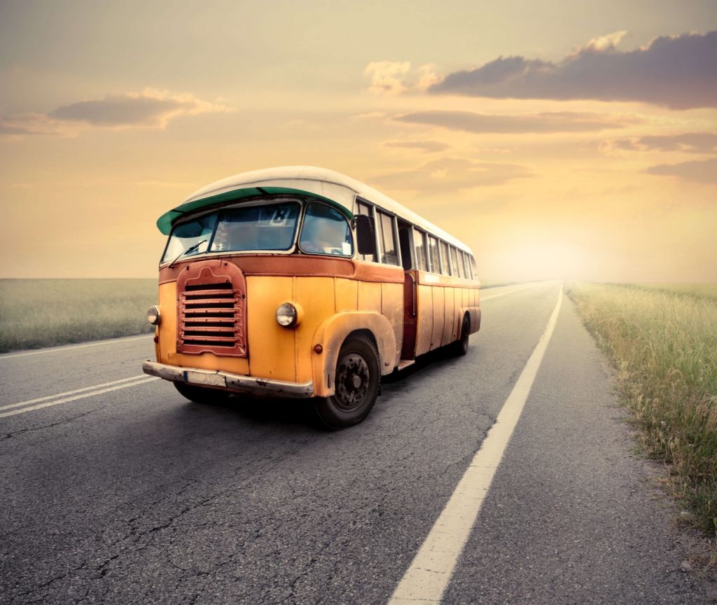 Bus sur une route déserte