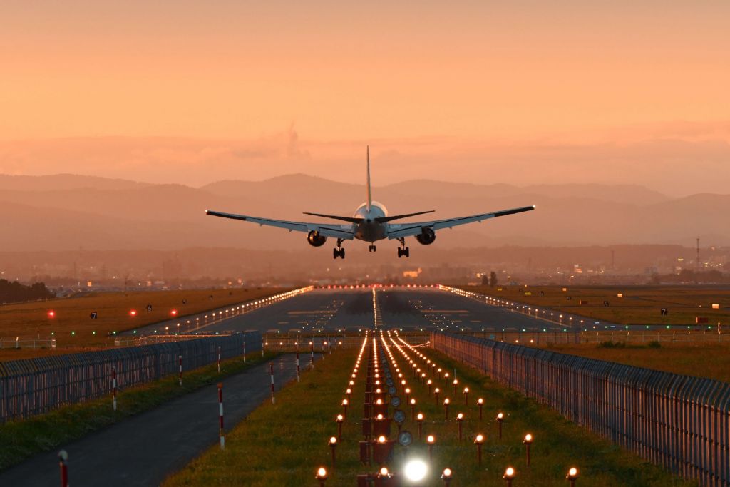 Avion à l'atterrissage dans le soleil du soir