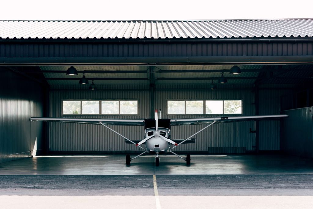Avion dans un hangar