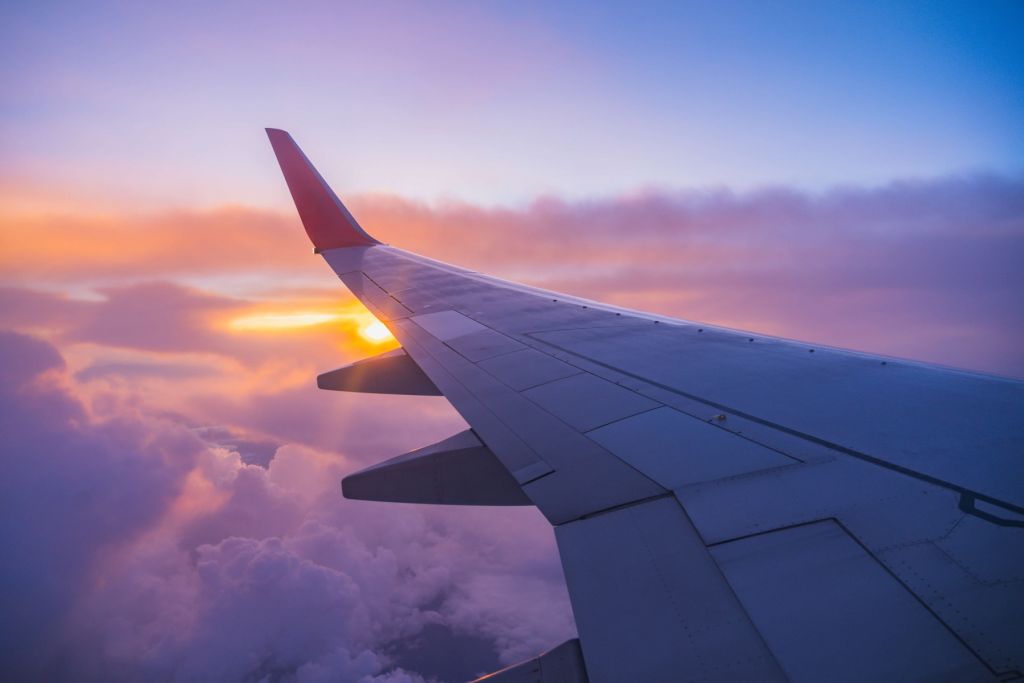 Aile d'avion dans les nuages