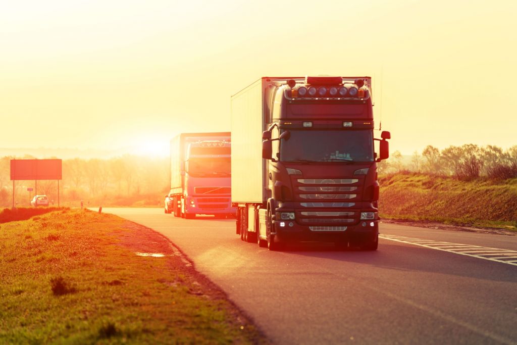 Camions sur une autoroute