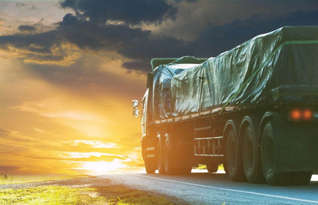 Camion avec semi-remorque
