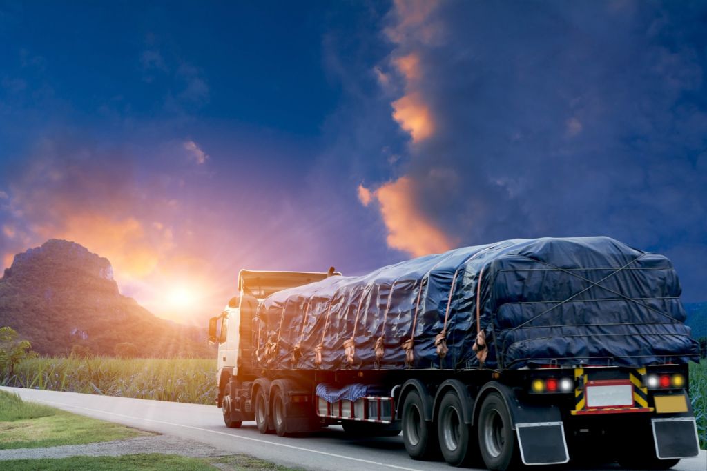 Camion avec coucher de soleil