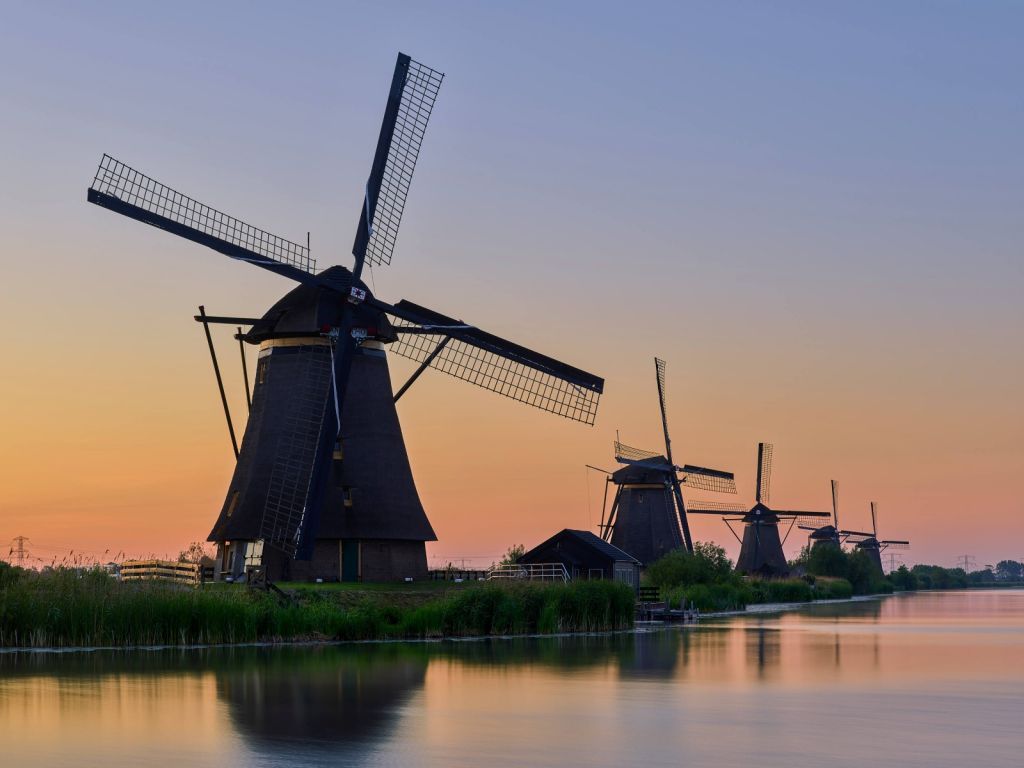 Les moulins au lever du soleil
