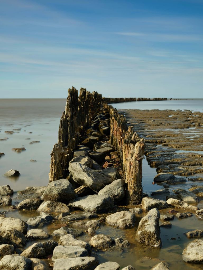 Brise-lames de bois et de pierre