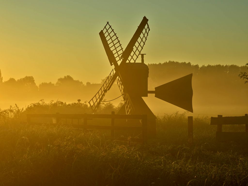 Moulin de pré au lever du soleil