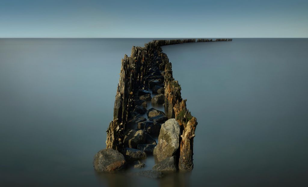 Brise-lames par la mer