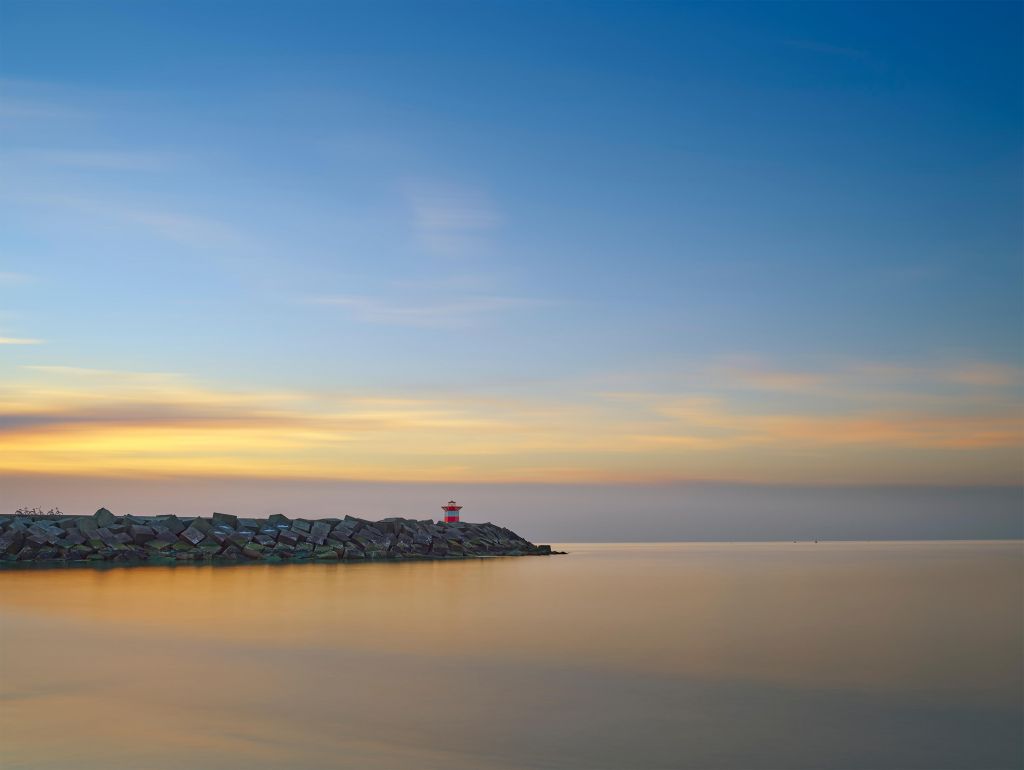 Jetée dans la mer au coucher du soleil