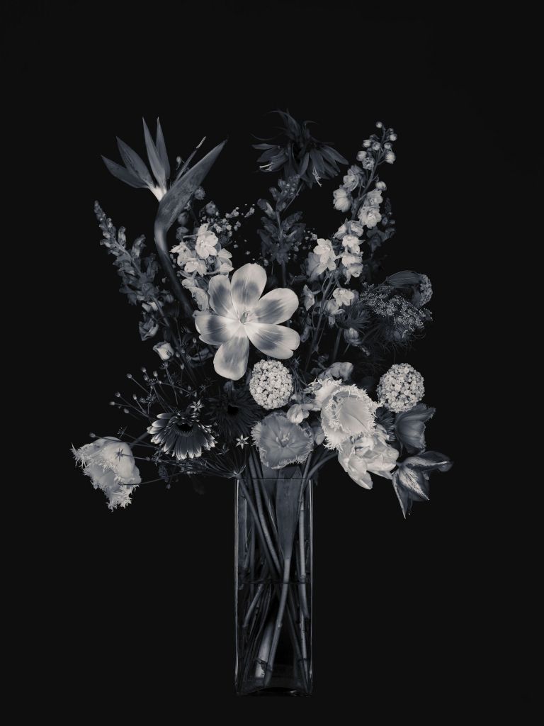 Bouquet de fleurs dans un vase en verre noir et blanc
