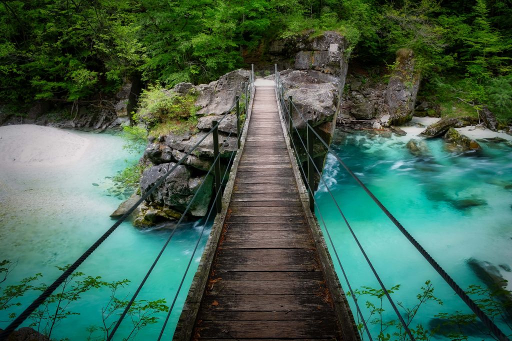 Pont sur une belle rivière bleue