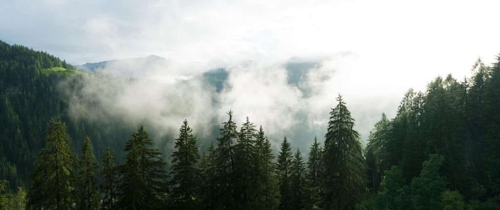 Le soleil à travers les nuages