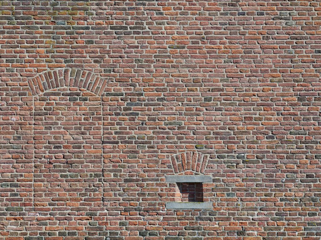 Ancienne fenêtre dans un mur de briques
