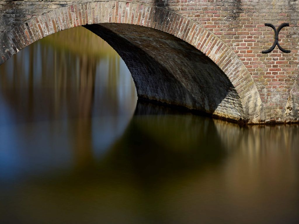 Vieux pont en arc vers le château