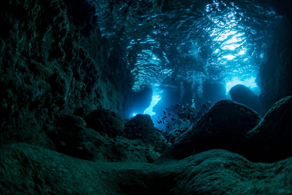 Rayons de soleil dans une grotte sous-marine