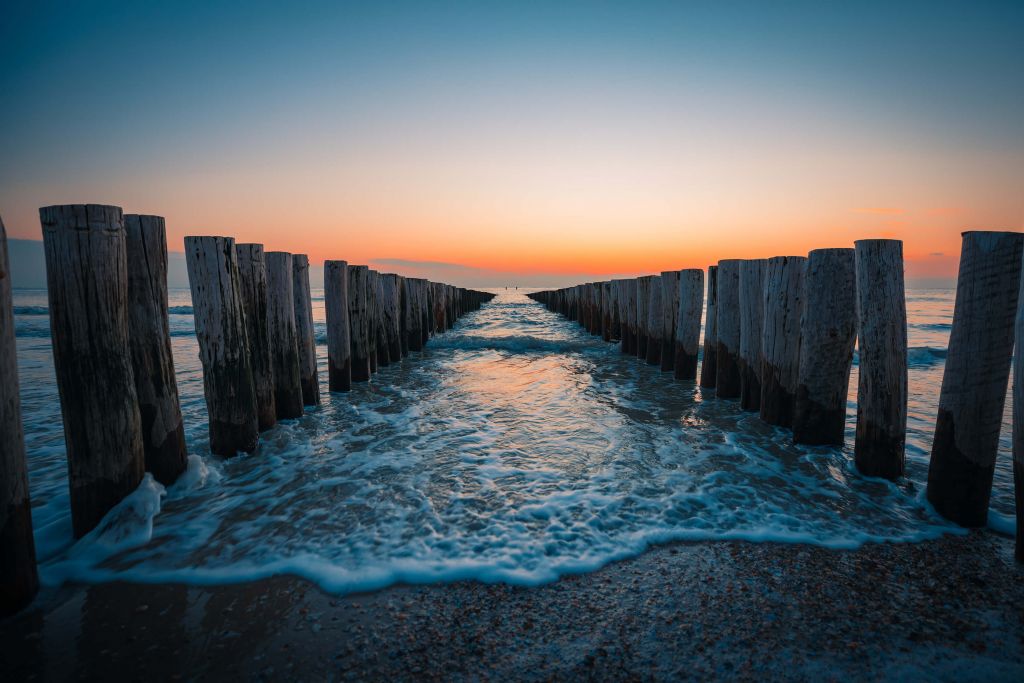 Brise-lames au coucher du soleil