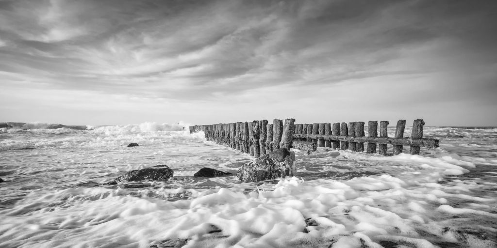 Mer écumeuse en noir et blanc