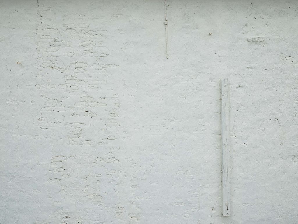 Mur avec plâtre blanc et poutre