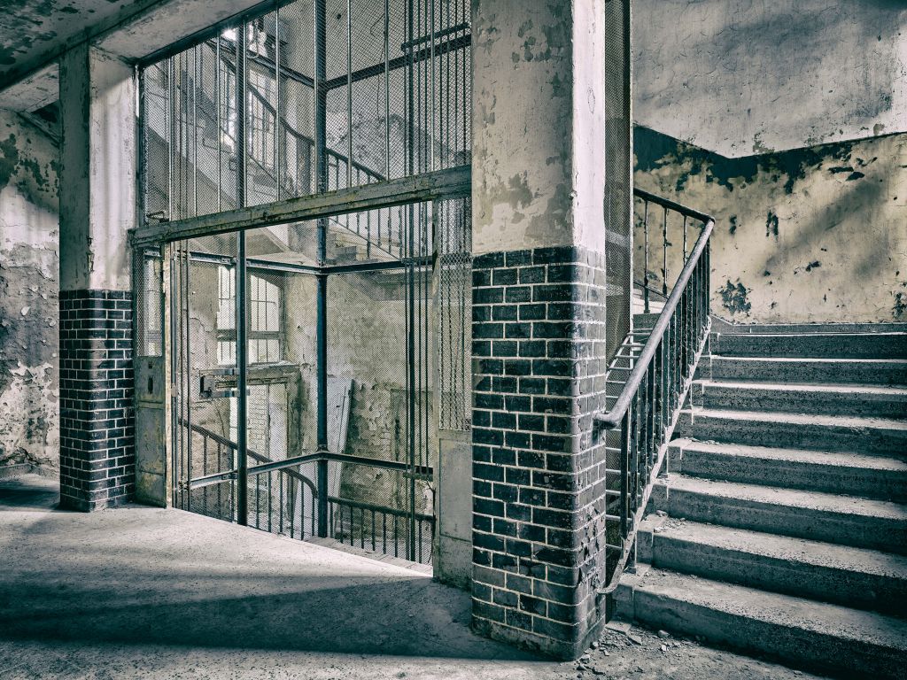 Ancien escalier et cage d'ascenseur