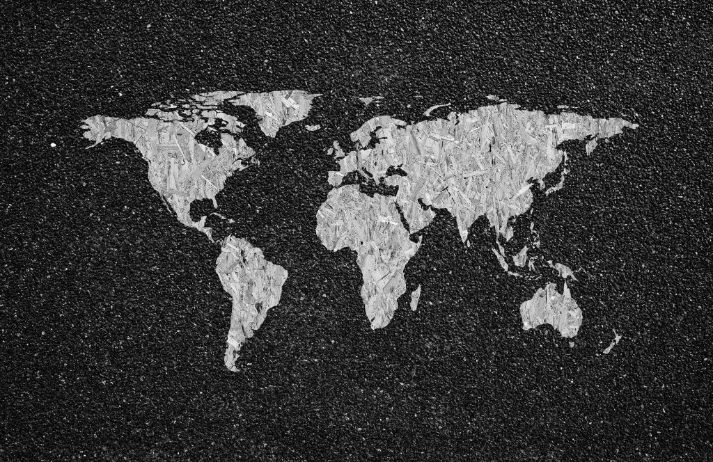 Carte du monde blanche sur fond noir