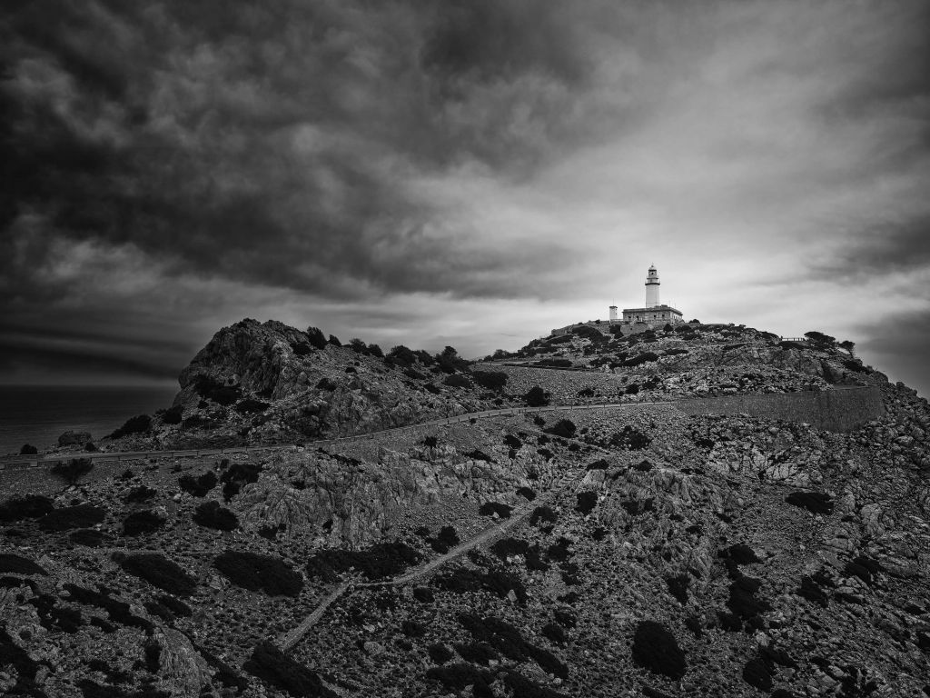 Phare sur la côte en noir et blanc