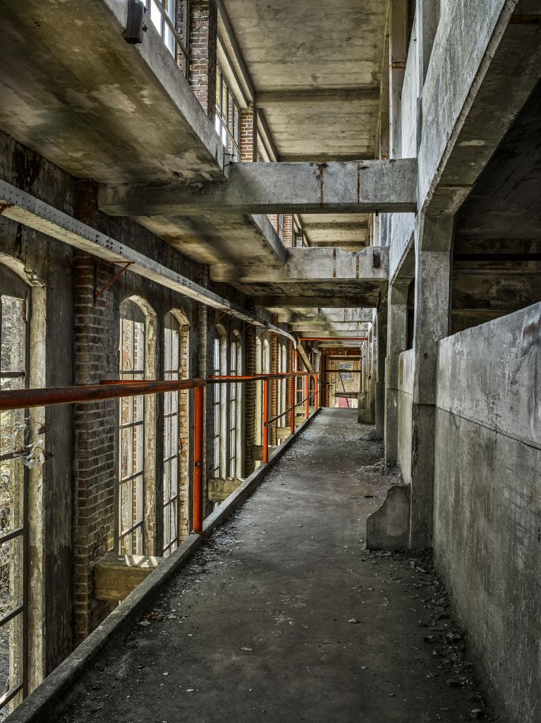 Passerelle dans un bâtiment abandonné