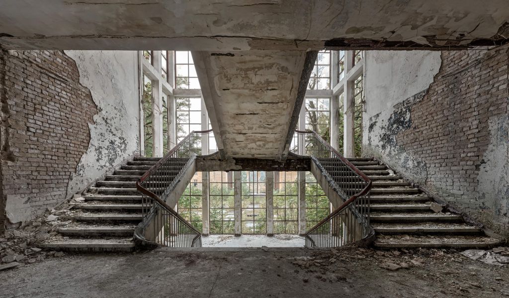 Cage d'escalier d'une école abandonnée