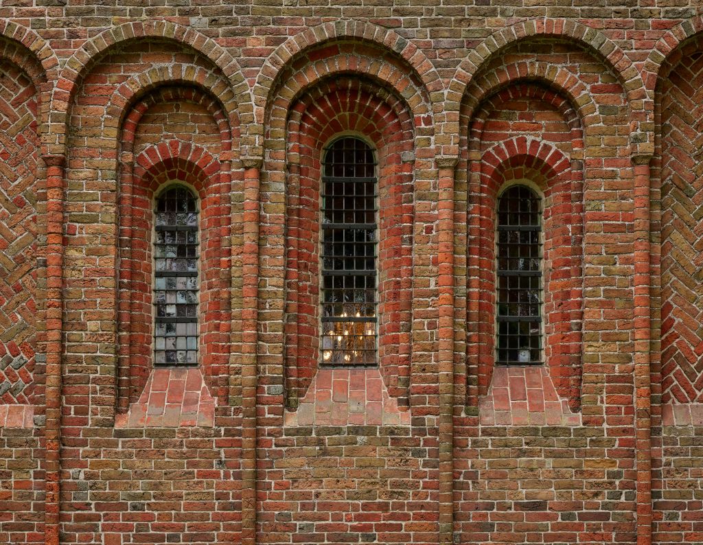 Mur de briques avec arcs et fenêtres