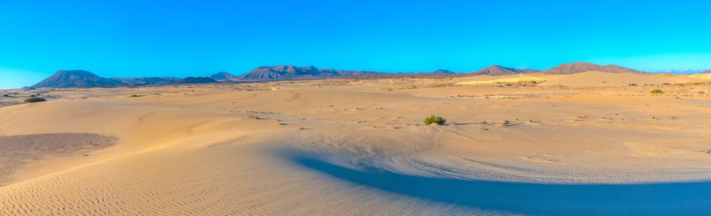 Lever de soleil sur des dunes de sable
