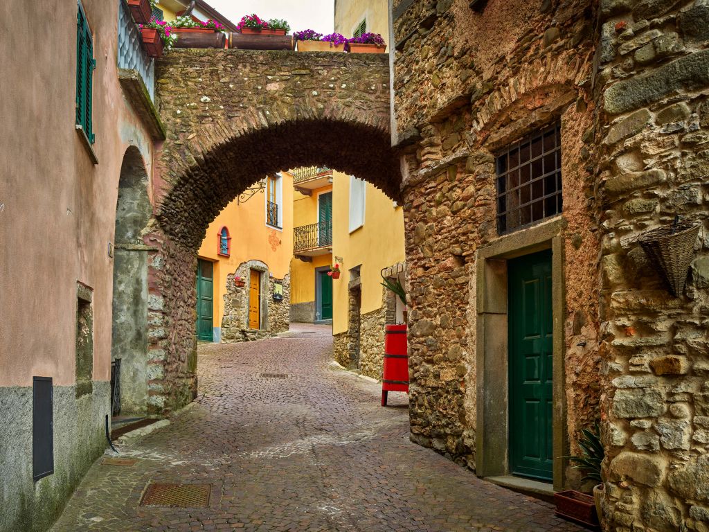 Rue pavée avec arches