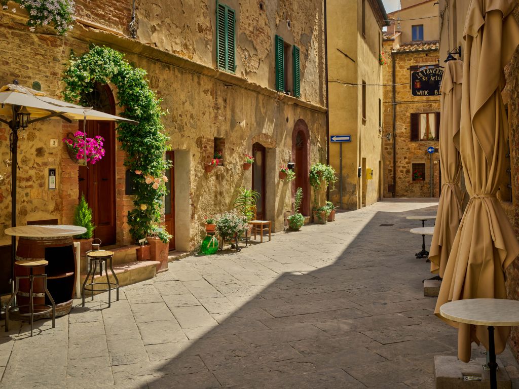 Terrasses dans une rue ancienne