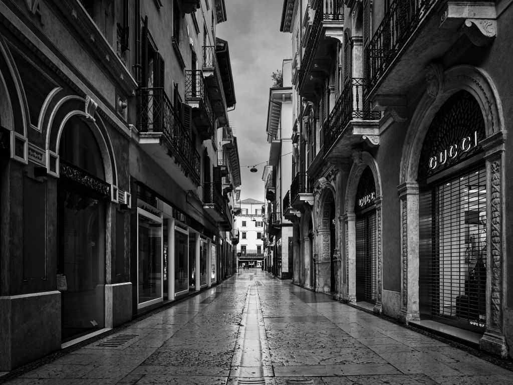 Rue commerçante en noir et blanc