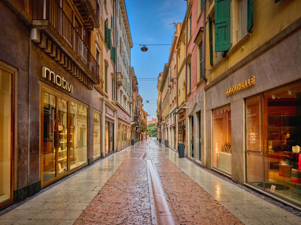 Rue commerçante tôt le matin